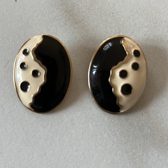 Vintage Black & Cream Enamel Clip Earrings - Picture 3 of 3